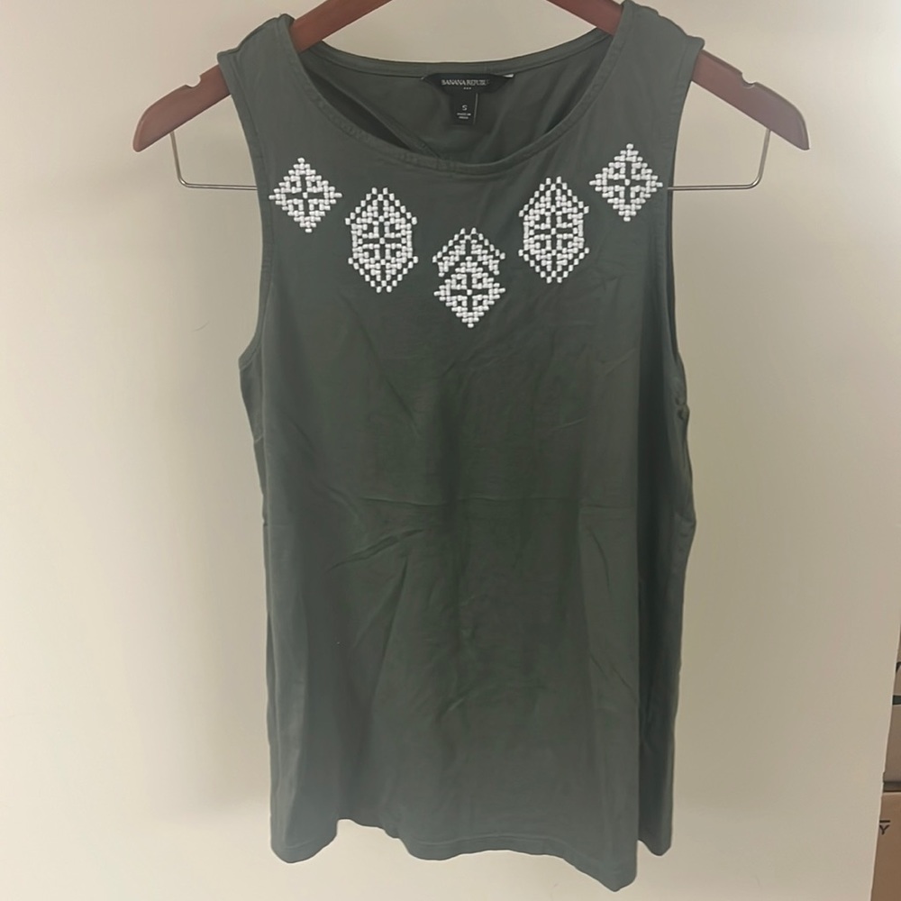 Banana republic S small top tank olive green with diamonds SL key hole back tank